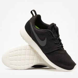 EUC Nike Men’s Roshe Run Shoes in Black/Anthracite Sail